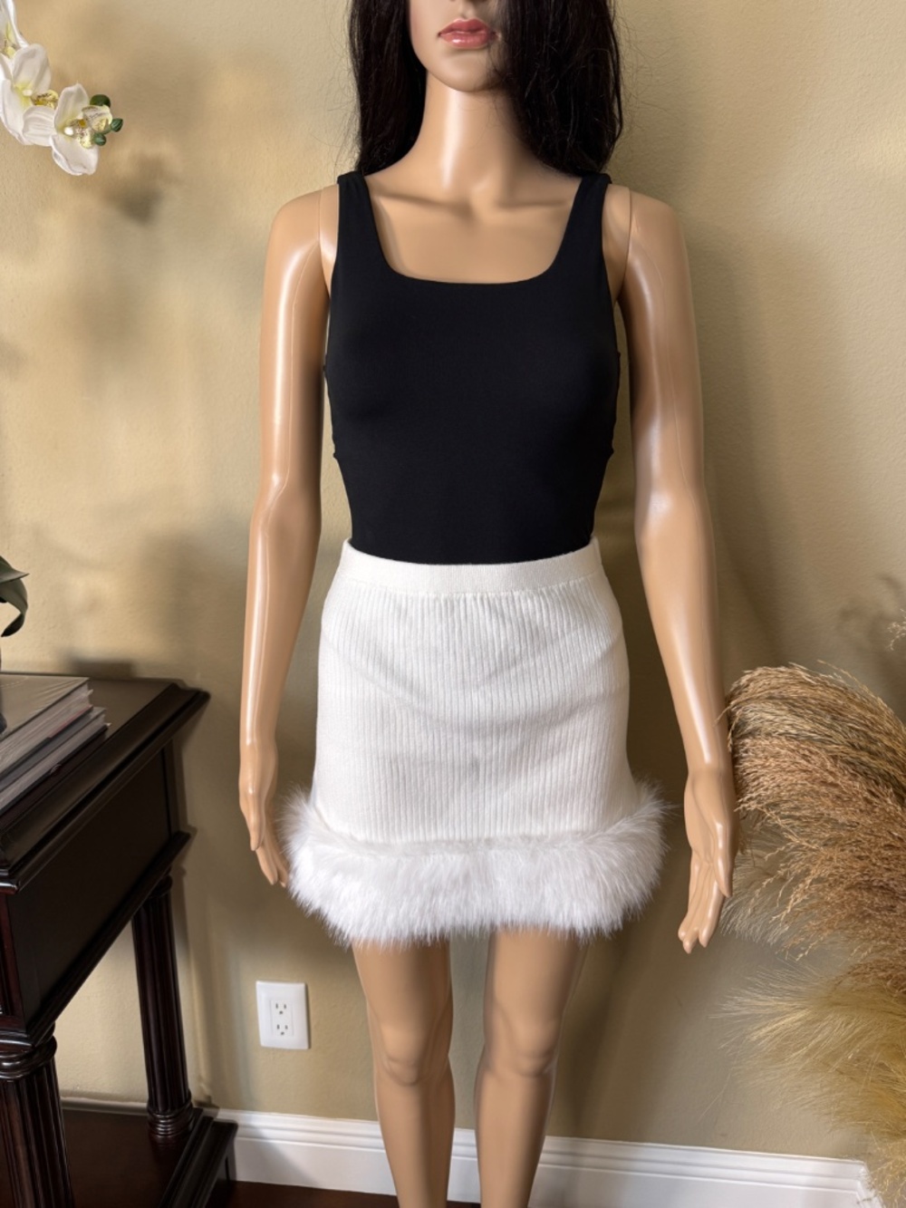 FAUX FUR TRIM RIBBED MINI SKIRT IN WHITR SIZE MEDIUM - NWT - Picture 14 of 16